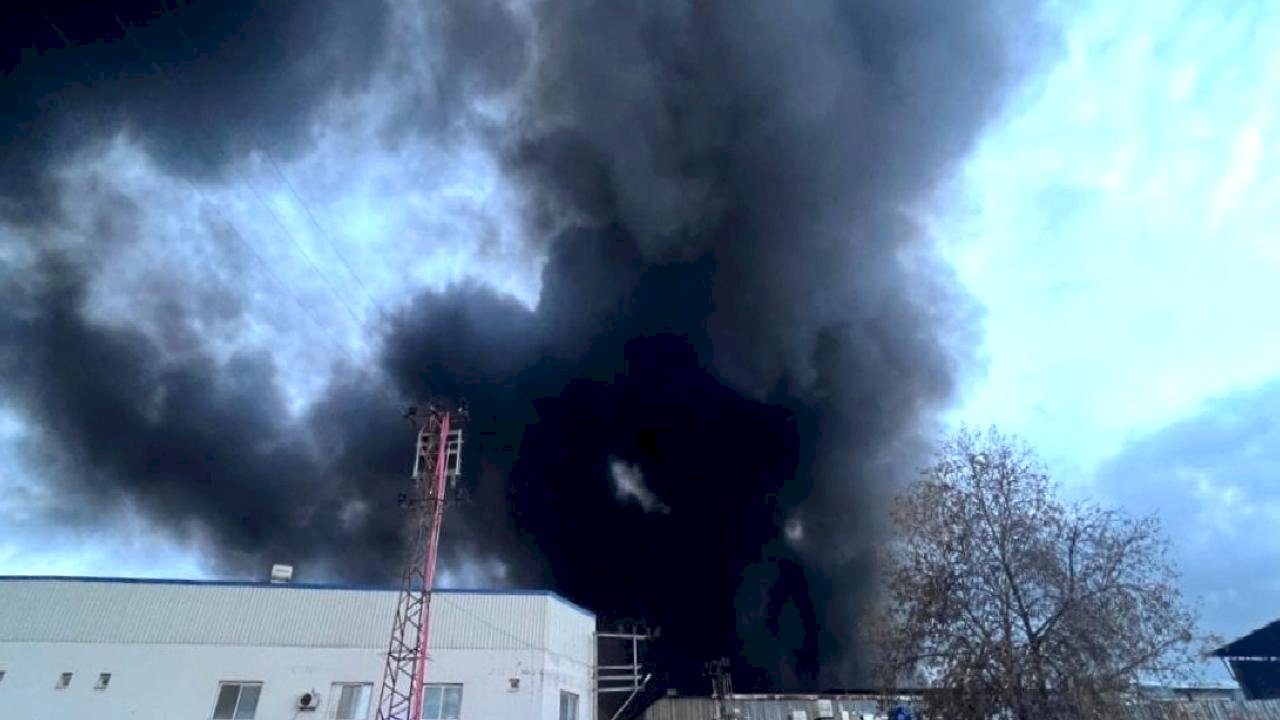 Mersin'de plastik ham madde deposunda yangın