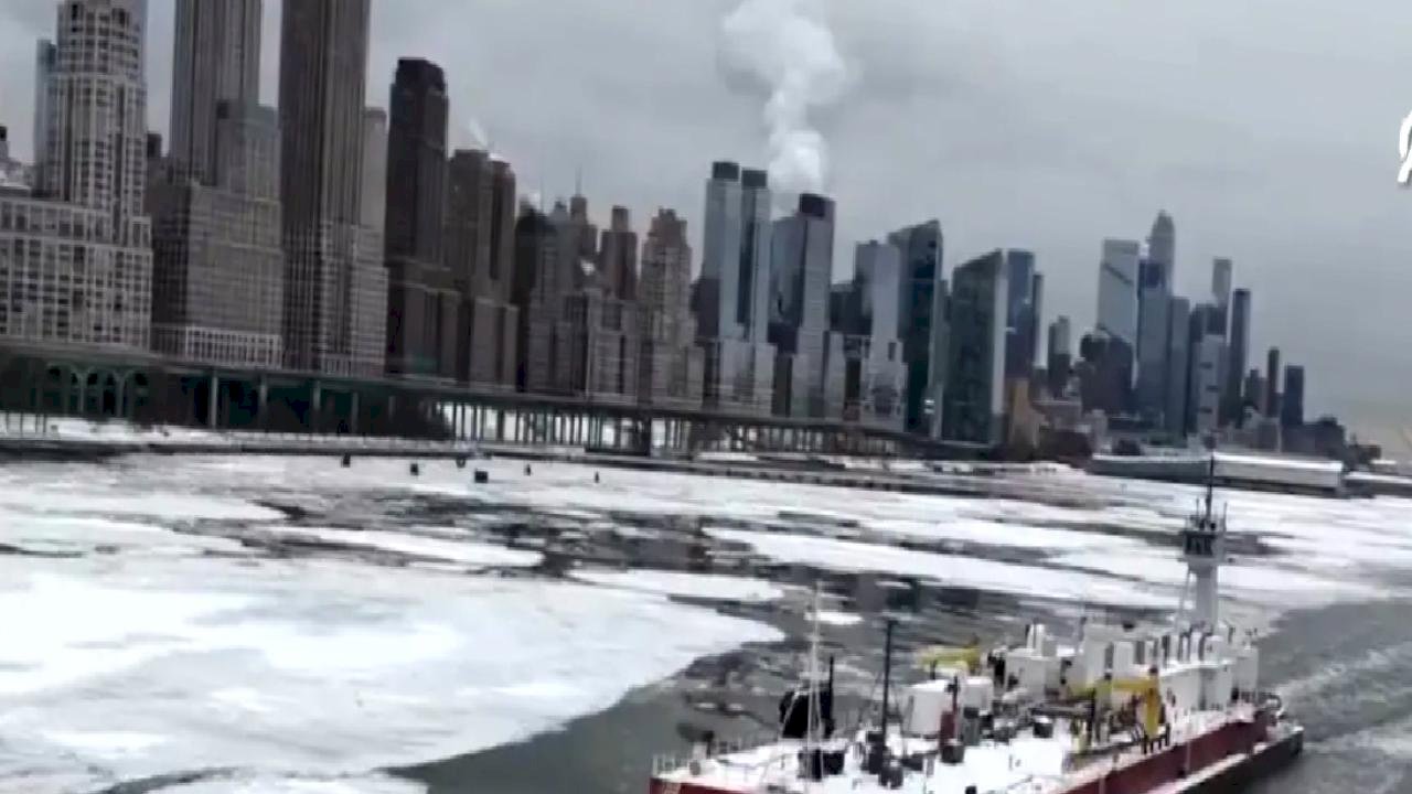 New York'ta dondurucu soğuklar Hudson Nehri'ni kısmen dondurdu