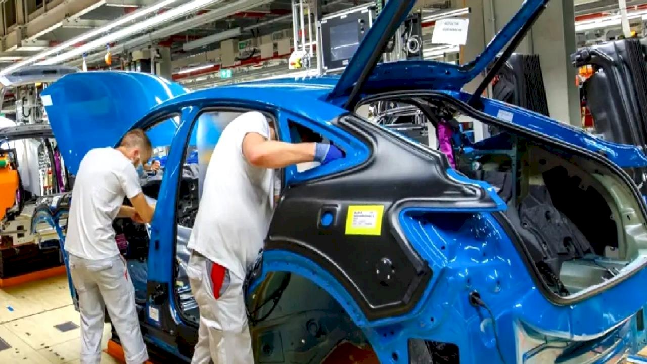 Otomobil devi fabrikayı kapattı, AB işsiz kalanlar için 380 milyon TL destek verdi