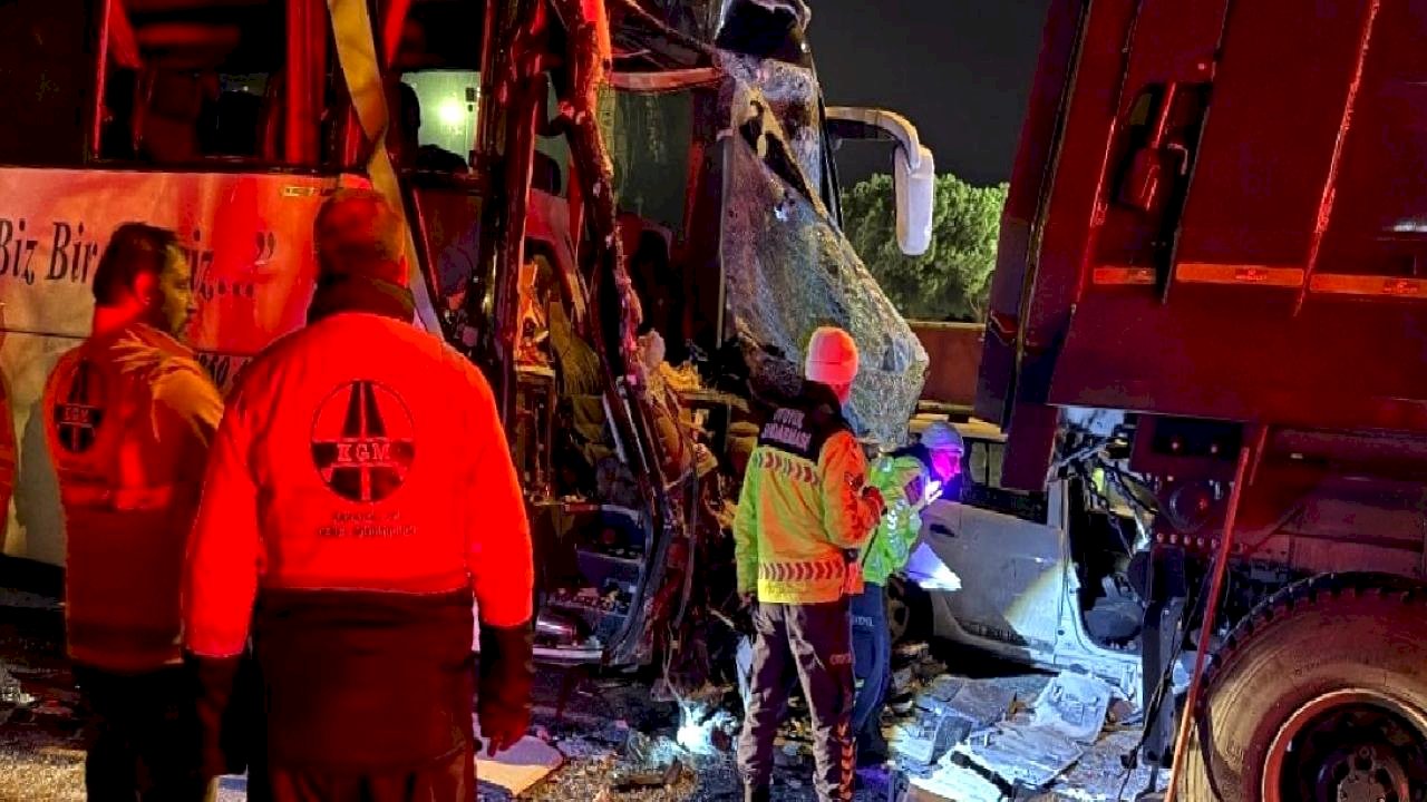 Sakarya TEM Otoyolu'nda yaşanan zincirleme kazada 1 kişi hayatını kaybetti