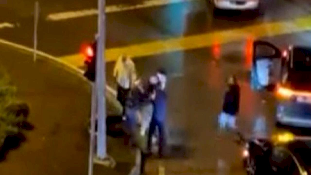 Samsun'da kazaya karışanlar, sürücüyü darbetti: 3 gözaltı