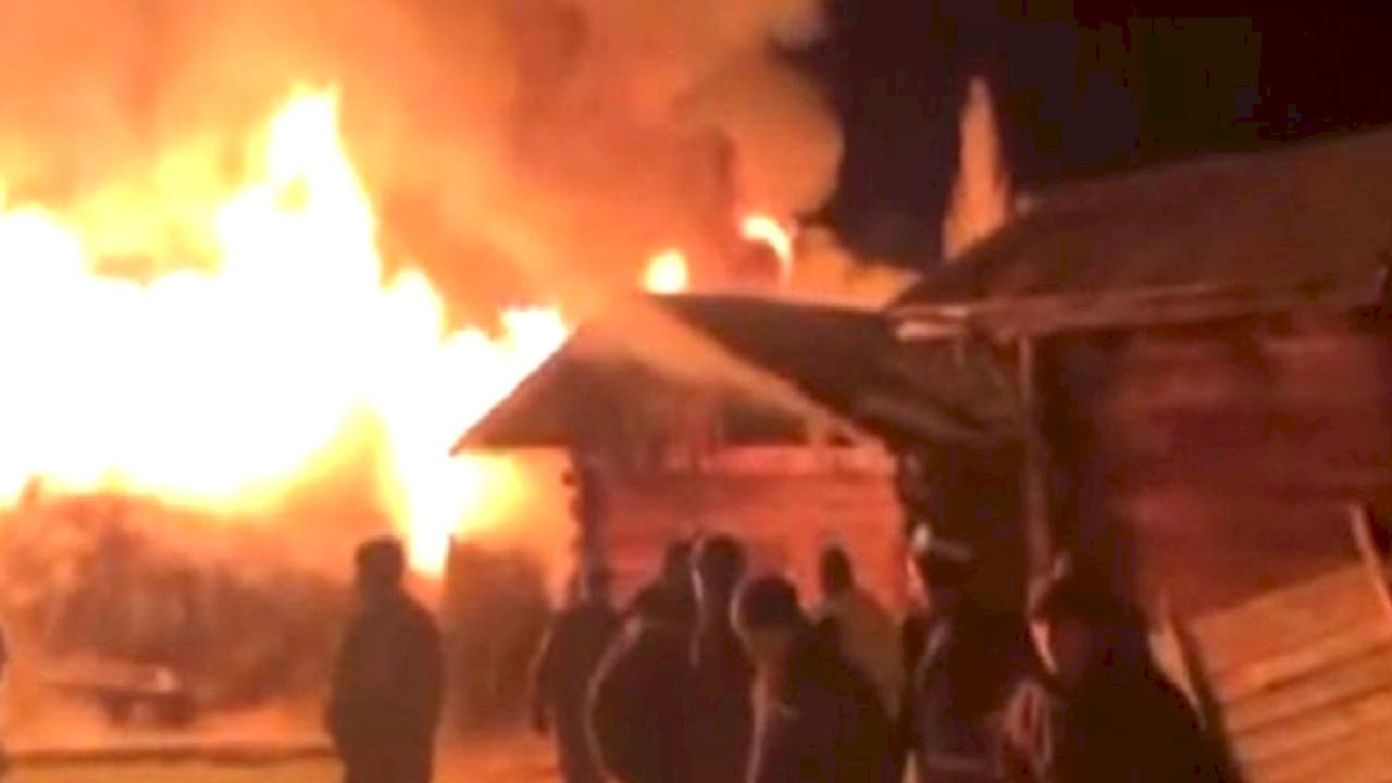 Samsun'da korkutan yangın: 2 ahşap ev küle döndü