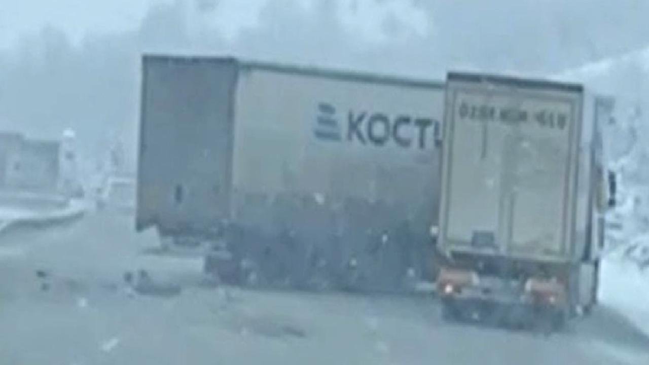 Samsun'da tırların çarpıştığı kaza kamerada