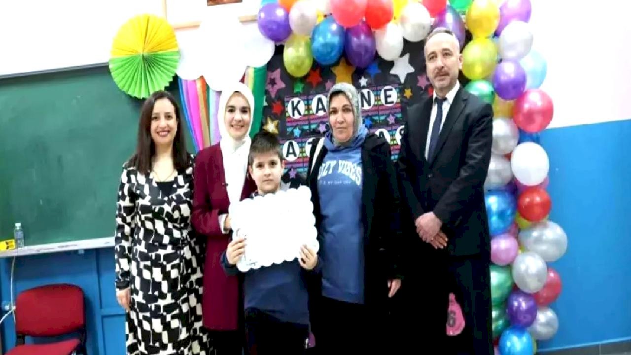 Şehidin oğlu ilk karnesini Bakan Göktaş'ın elinden aldı