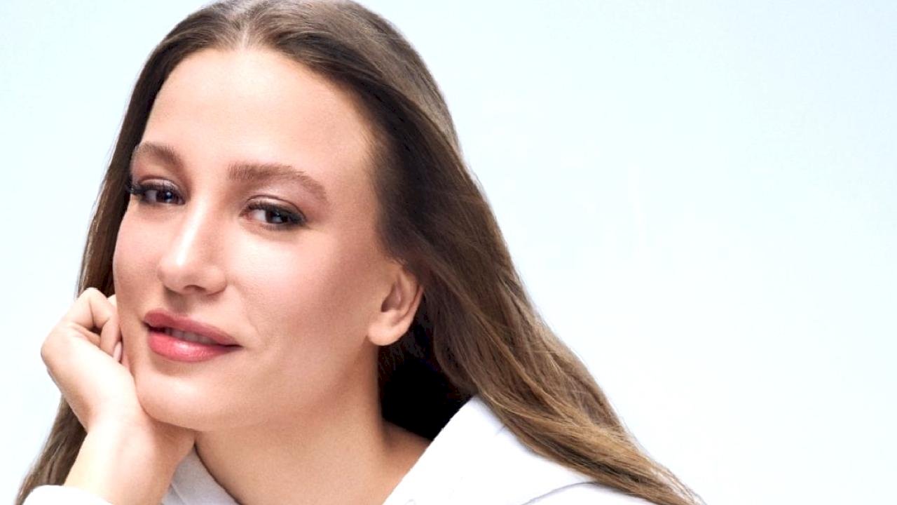 Serenay Sarıkaya'dan Eyfel Kulesi'ne öpücük