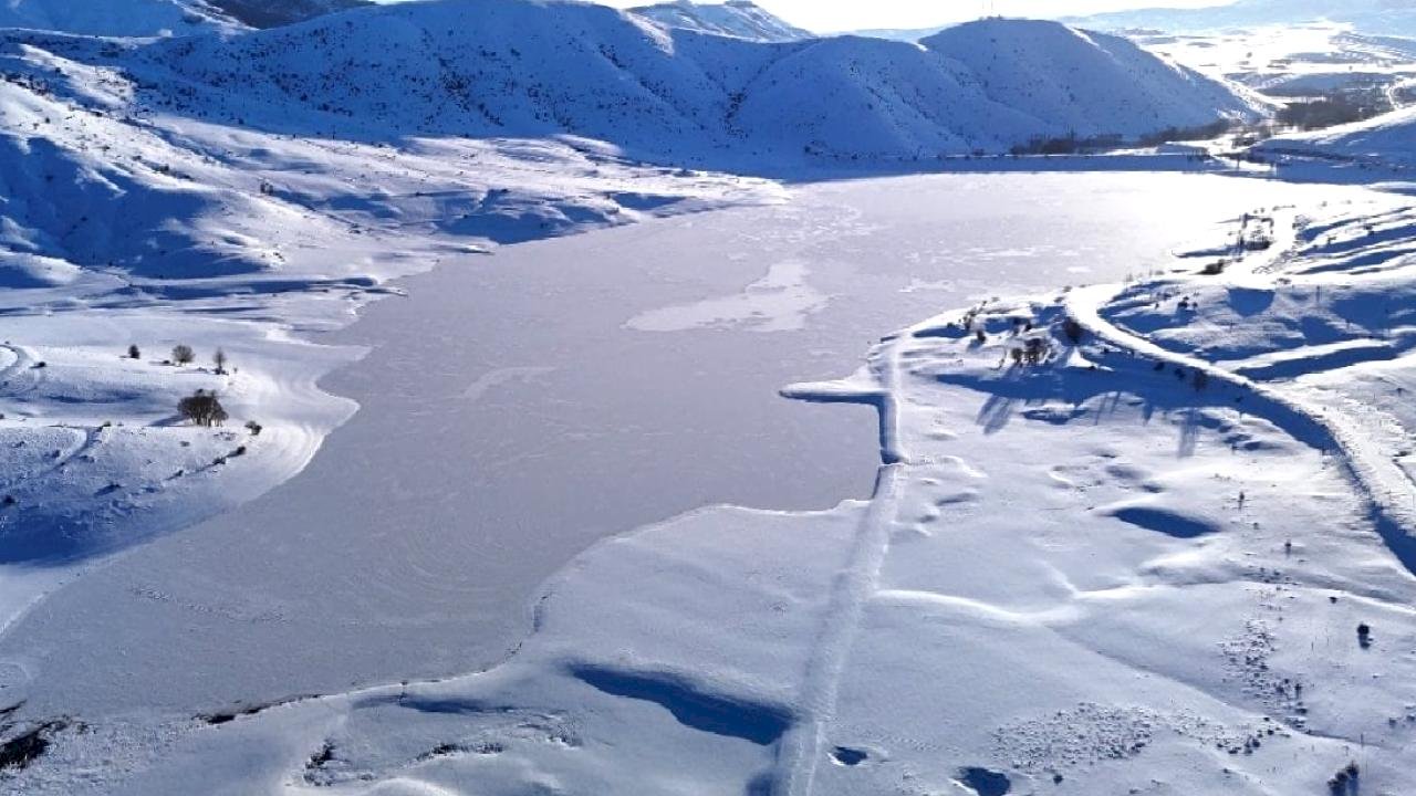 Sivas’ta dondurucu soğuklar: Yıldız Göleti buz tuttu