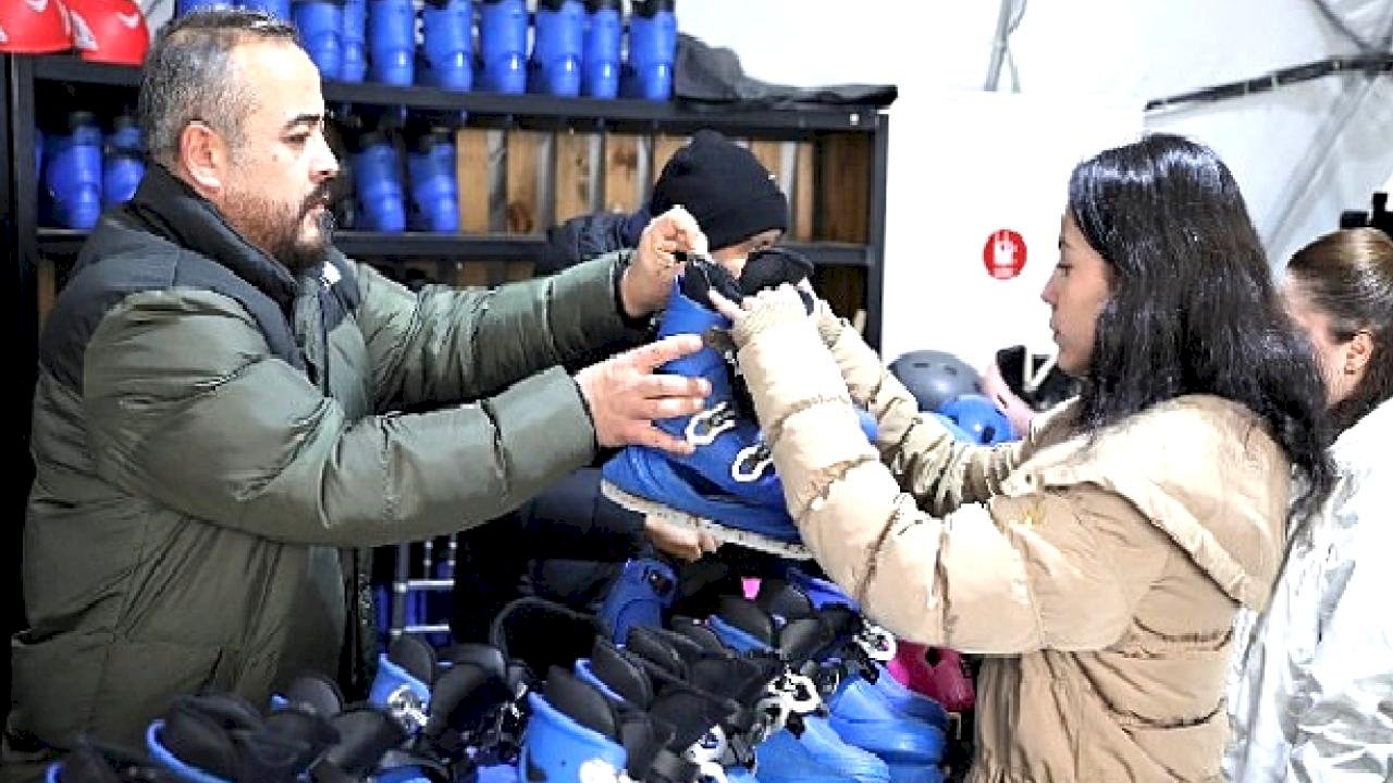 Sömestir Eğlencesinin Adresi Ahmet Çalık Buz Pateni Pisti Oldu