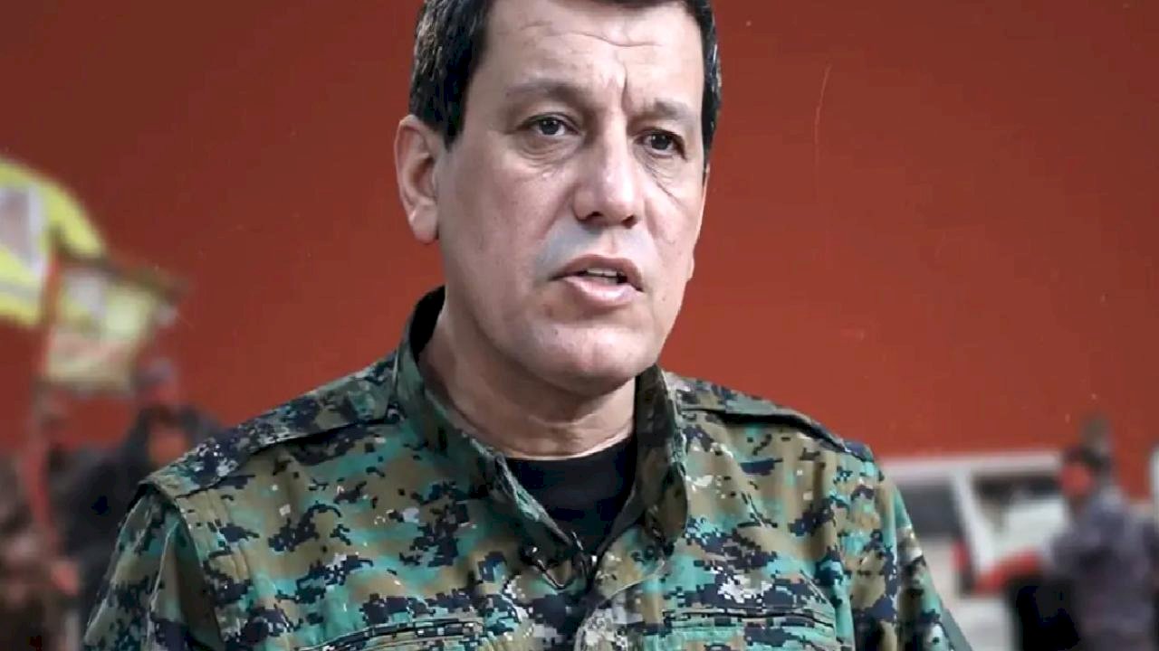 Suriye hükümeti ile imzalanan ateşkes ve tam entegrasyon anlaşmasının ardından ilk kez konuşan terör örgütü YPG/SDG elebaşı Mazlum Abdi, "Kazanımlarımızı korumak için elimizden geleni yapacağız. Bölgemizin özel statüsünü koruyacağız. Bunun için gücümüz de