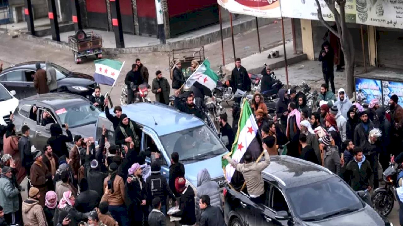 Suriye ordusu ele geçirdiği bölgelerde coşkuyla karşılandı! Meydanlarda halay çekiliyor