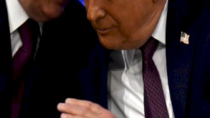 ABD Başkanı Trump'ın elinde görülen morluk dikkat çekti