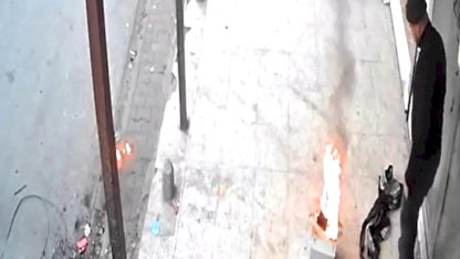Adana'da benzinle harlamaya çalıştığı ateş aniden parladı: Panik anları kamerada