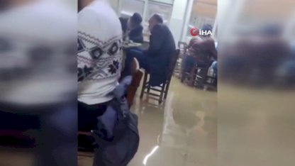 Adana'da kıraathaneyi su basması da oyuna engel olmadı