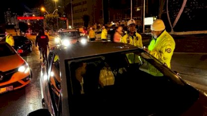 Adana'da trafik uygulamasında alkollü çıktı: Gazeteciye saldırdı