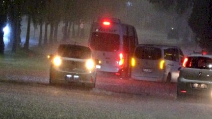 Antalya'da sağanak yağış hayatı felç etti: Birçok araç yollarda mahsur kaldı