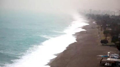 Antalya'da Şiddetli Yağış ve Dalgalar