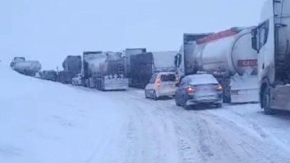 Bayburt Kop Dağı Geçidi’nde tipi nedeniyle araçlar yolda kaldı