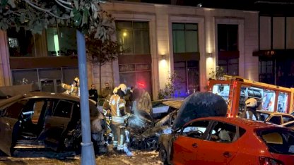 Beşiktaş'ta Park Halindeki Araçlar Yandı