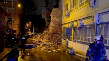 Beyoğlu'nda Tarihi Binanın Duvarı Yıkıldı