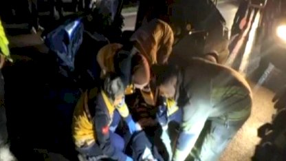 Bursa'da bariyerlere çarpan araçta 2 kişi ağır yaralandı