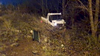 Bursa'da kamyonetin kopardığı bariyerler otomobillerin üzerine düştü