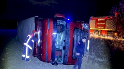 Çorum'da başıboş köpeğe çarpmamak için yaptığı manevra tırı devirdi