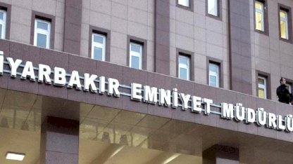 Diyarbakır İl Emniyet Müdürlüğü binası önüne patlayıcı atıldı