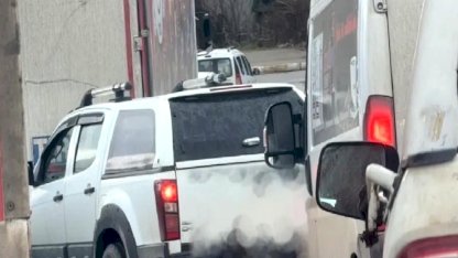 Düzce'de o kavşakta sıkça yaşanıyor: Sürücü trafiği kilitledi!