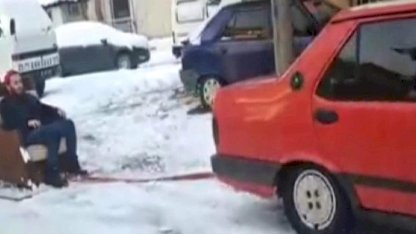 Düzce'de otomobile bağlanan koltukla kayak yaptılar