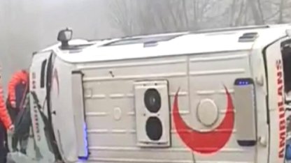 Düzce’de yoğun sis ambulansı yan yatırdı: 1 sağlık personeli yaralı