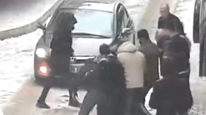 Elazığ’da sokak ortasında çıkan kavga kameraya yansıdı