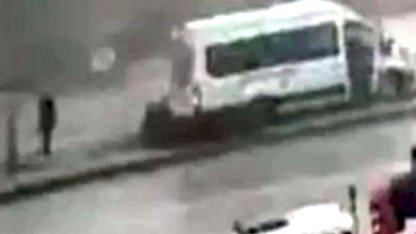 Gaziantep'te servis minibüsü refüje çıktı: Yaya saniyelerle kurtuldu