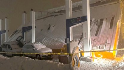 Hakkari’de kar yükü felakete neden oldu: 8 yaralı