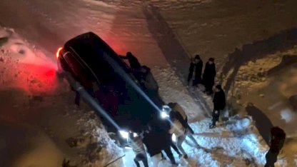 Hakkari'de kara saplanan araçlar yoğun çalışmayla kurtarıldı