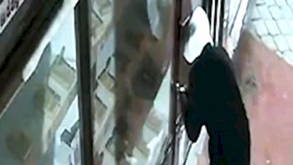 Iğdır'da iş yerine camını tekmeyle kırıp girdiler: 100 bin TL'lik telefon çaldılar