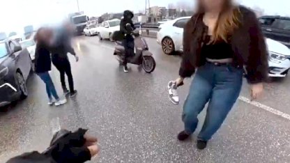 İlginç trafik kavgası kask kamerasında: Havada buluşup, yerde yumruklaştılar