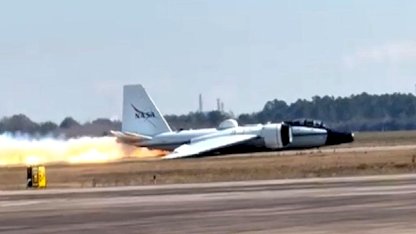 İniş takımları açılmayan NASA uçağı gövde üzerine iniş yaptı