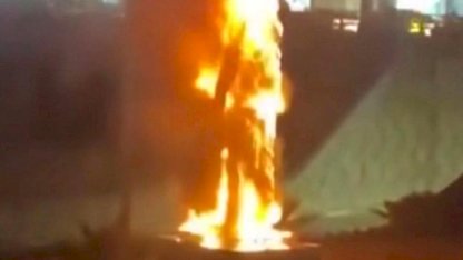 İran'da protestocular, Kasım Süleymani'nin heykelini yaktı