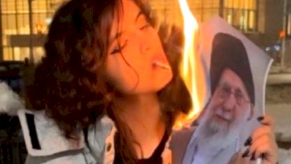 İranlı kadınların dini liderlerin fotoğraflarıyla sigara yakması akım oldu