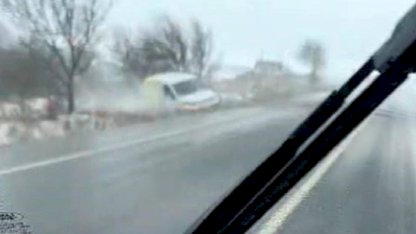 İstanbul Arnavutköy'de kontrolden çıkan PTT aracı çayırlık alana uçtu