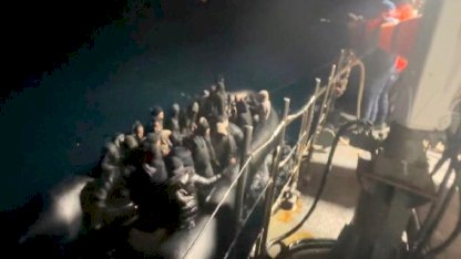 İzmir açıklarında 74 kaçak göçmen yakalandı