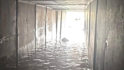 İzmir’de sağanak yağış sonrası araçlar dereye sürüklendi