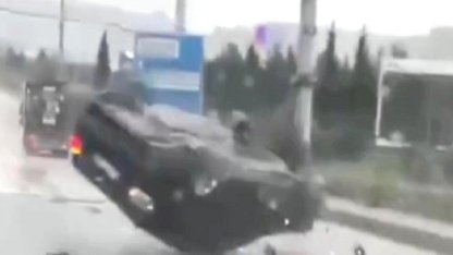 Kocaeli'de drift yapan sürücünün aracı takla attı