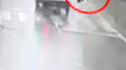 Kocaeli'de yaya geçidinde otomobilin çarptığı kadın ağır yaralandı