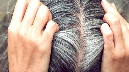 Kuaförlerin gizli tutmak istediği yöntem: Beyaz saçlar boyasız nasıl kapanır?