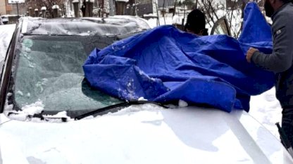 Kurtalan’da çatıdan düşen kar otomobili hurdaya çevirdi