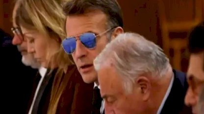 Macron'dan şaşırtan görüntü: Toplantıya güneş gözlüğü ile katıldı