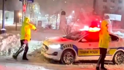 Mardin'de polis ekipleri ile çocukların kar topu savaşı kamerada