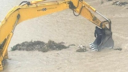 Mersin'de çaya uçan otomobilin sürücüsü kepçeyle kurtarıldı