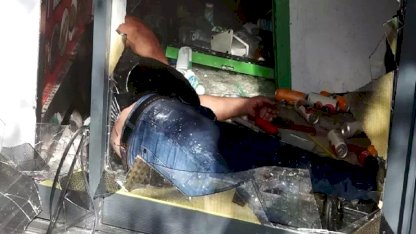 Ortağına sinirlendi, elinde satırla kendini kilitlediği dükkanı ateşe verdi