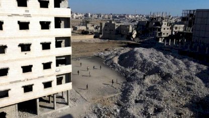 Şam'ın yıkıntıları içinde futbol oynayan Suriyeli çocuklar viral oldu